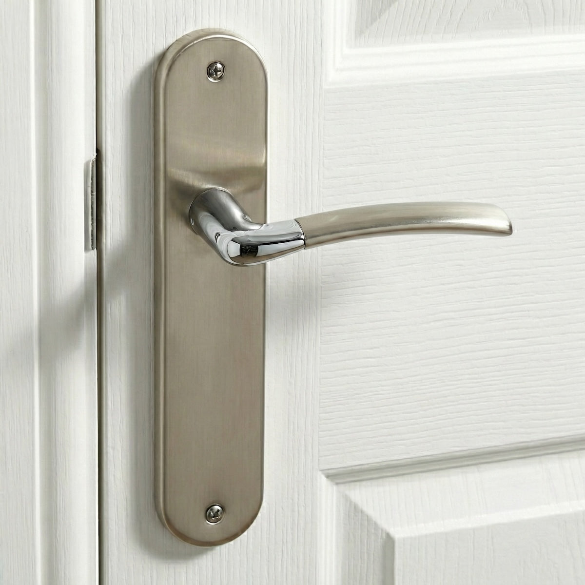 Poignée modèle « 430 » avec plaque ovale en zamak finition nickel combiné pour portes