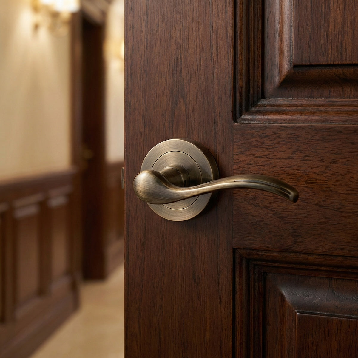 Poignée de porte modèle '3001C' ondulée rustique avec rosace ronde finition cuir
