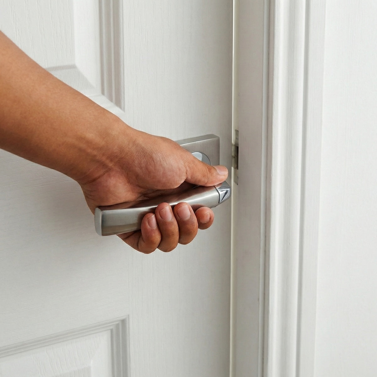 Poignée modèle '320' en zamak pour portes avec Rosace Carrée en finition bicolore