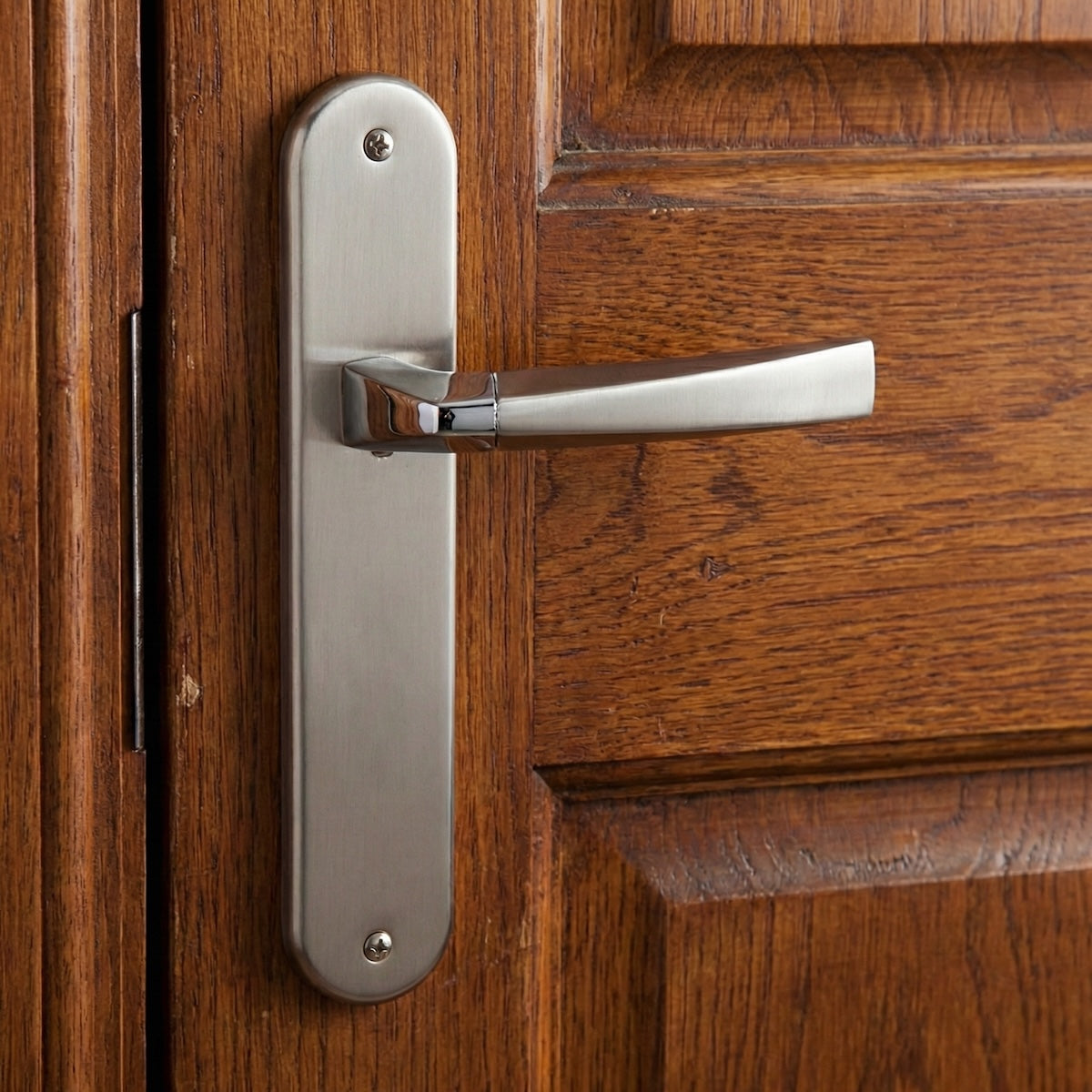 Poignée modèle '320' en zamak avec plaque ovale en finition bicolore pour portes