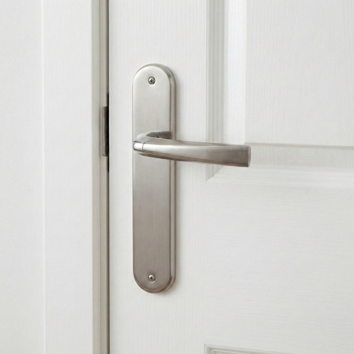 Poignée modèle '320' en zamak avec plaque ovale en finition bicolore pour portes