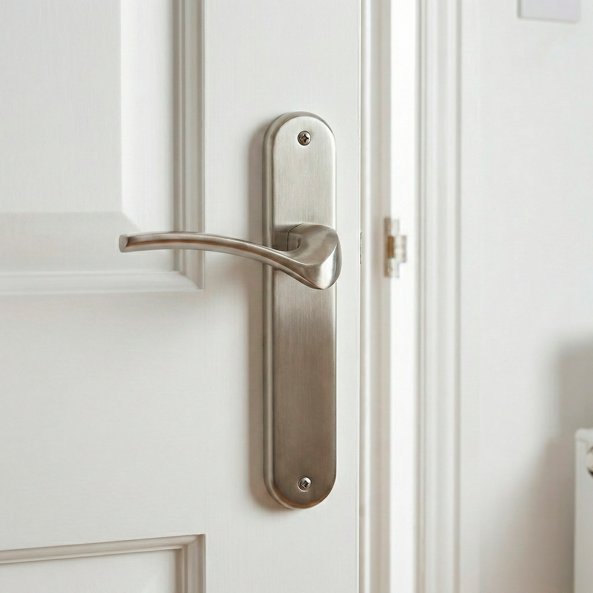 Béquille modèle '930' en zamak avec plaque ovale finition nickel satiné pour portes