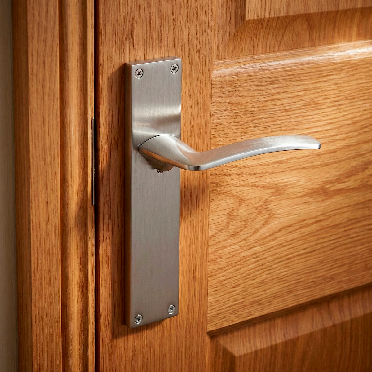 Poignée modèle « 340 » avec plaque rectangulaire pour portes, en zamak finition nickel satiné