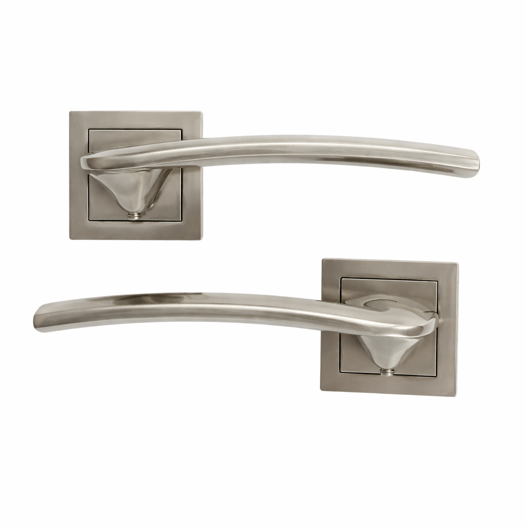 Poignée de porte modèle '340' en zamak avec rosace carrée finition nickel satiné