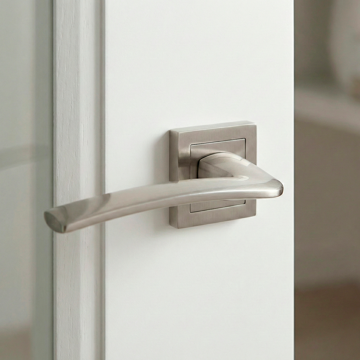 Poignée de porte modèle '340' en zamak avec rosace carrée finition nickel satiné