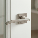 Poignée de porte modèle '340' en zamak avec rosace carrée finition nickel satiné