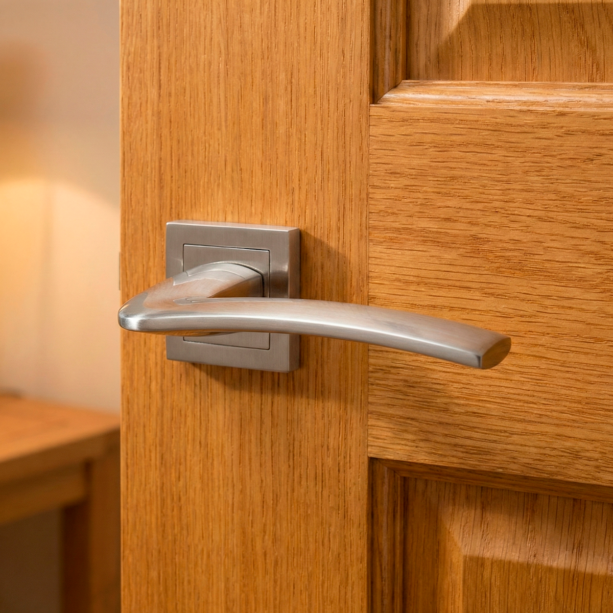 Poignée de porte modèle '340' en zamak avec rosace carrée finition nickel satiné