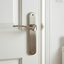 Béquille modèle '930' en zamak avec plaque ovale finition nickel satiné pour portes