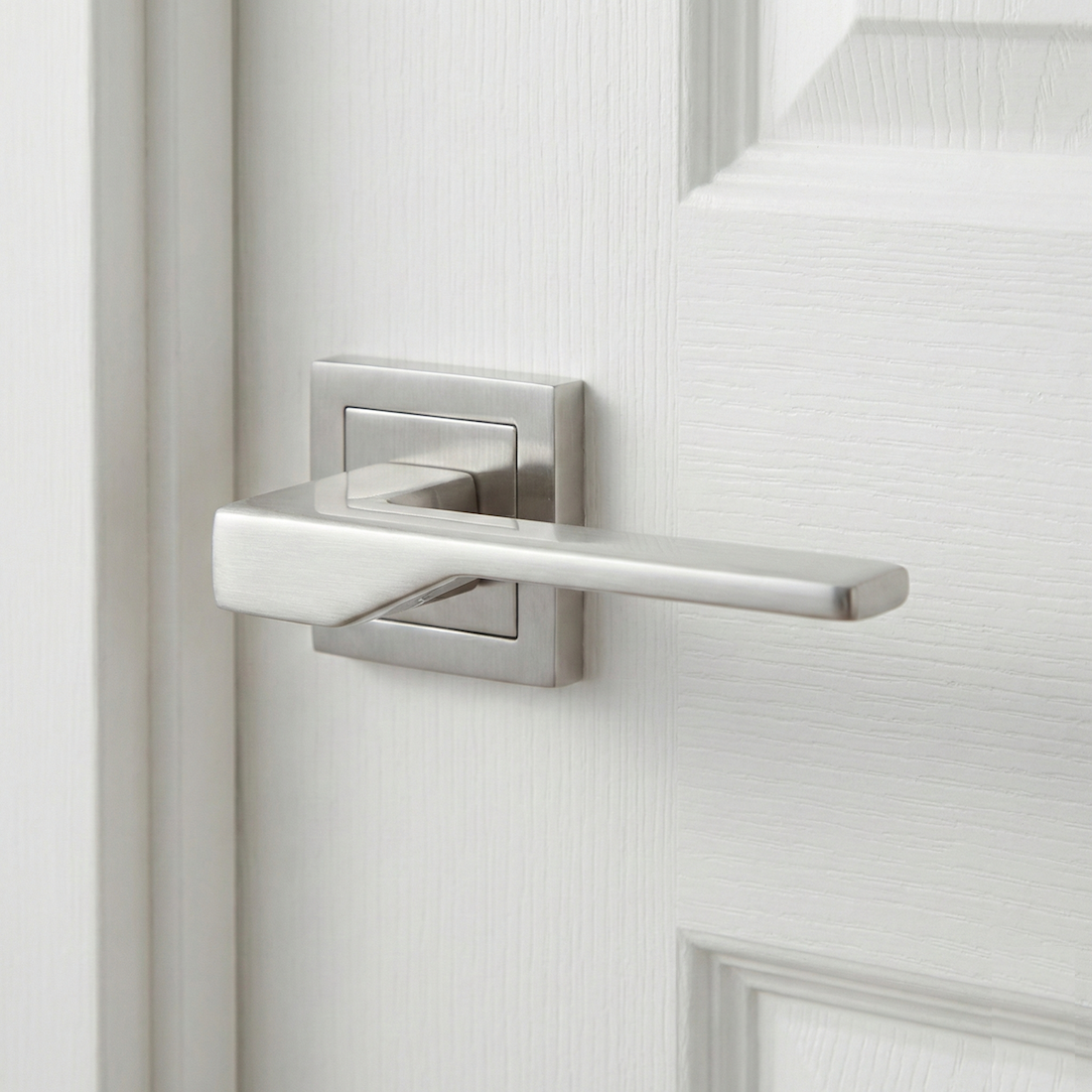 Poignée élégante en zamak avec rosace carrée finition nickel satiné pour portes modèle « 520 »
