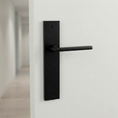 Poignée modèle '530' avec plaque rectangulaire noire mat en aluminium pour portes