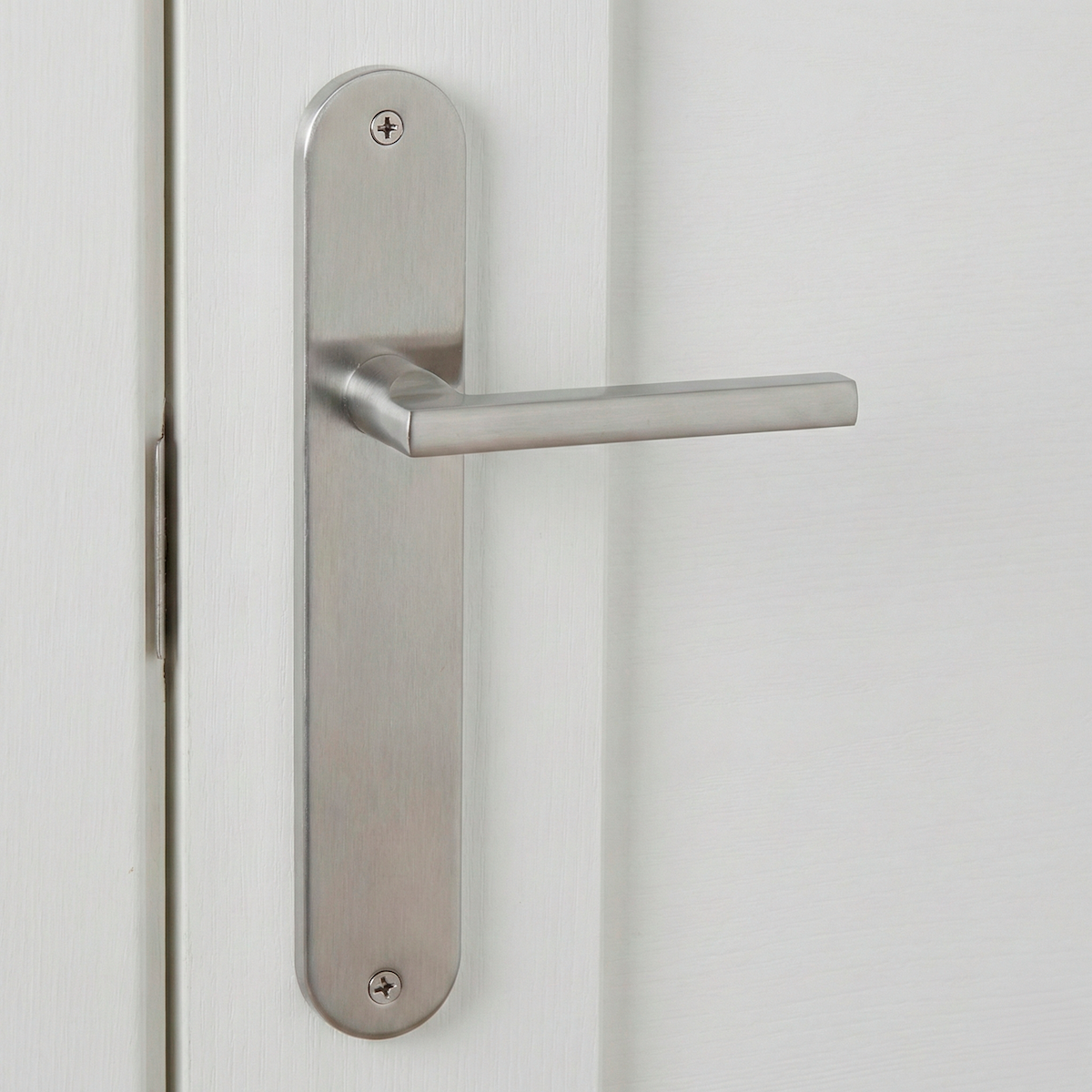 Poignée classique modèle « 530 » en aluminium avec plaque ovale en finition nickel satiné pour portes