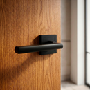 Poignée modèle « 530 » en aluminium avec rosace carrée finition noire pour portes