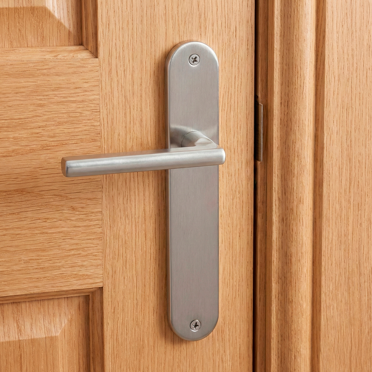 Poignée classique modèle « 530 » en aluminium avec plaque ovale en finition nickel satiné pour portes