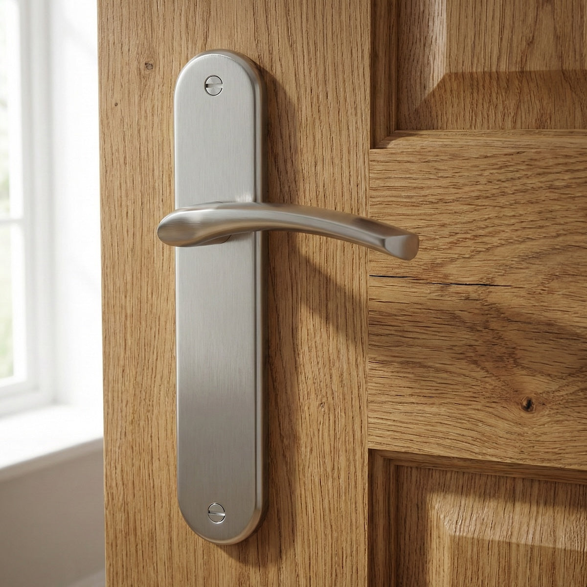Poignée modèle '553' en zamak avec plaque ovale finition nickel satiné pour portes
