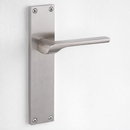 Poignée modèle 559 avec plaque rectangulaire en zamak finition nickel satiné pour portes