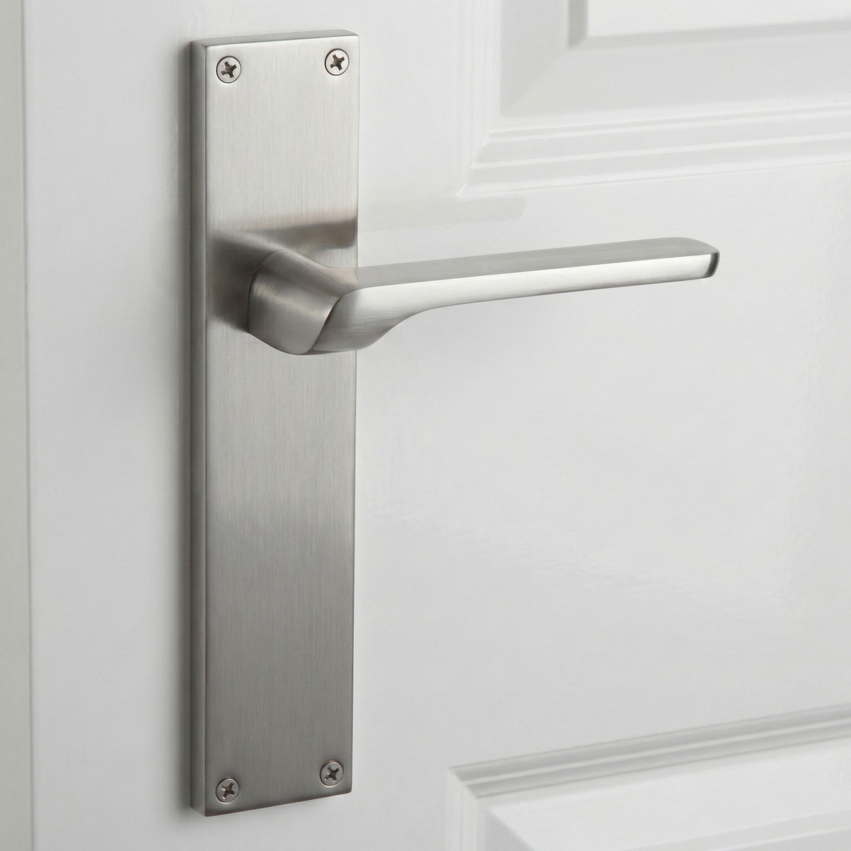 Poignée modèle 559 avec plaque rectangulaire en zamak finition nickel satiné pour portes