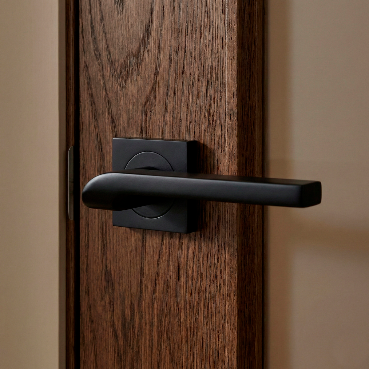Poignée en aluminium modèle 559 avec rosace carrée finition noire pour portes