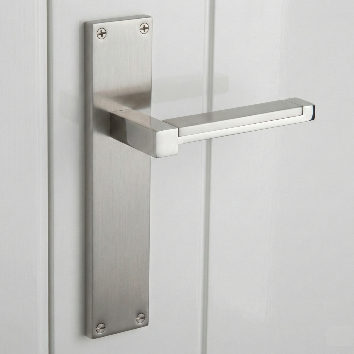 Poignée modèle 610 avec plaque rectangulaire en zamak finition nickel satiné pour portes