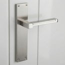 Poignée modèle 610 avec plaque rectangulaire en zamak finition nickel satiné pour portes