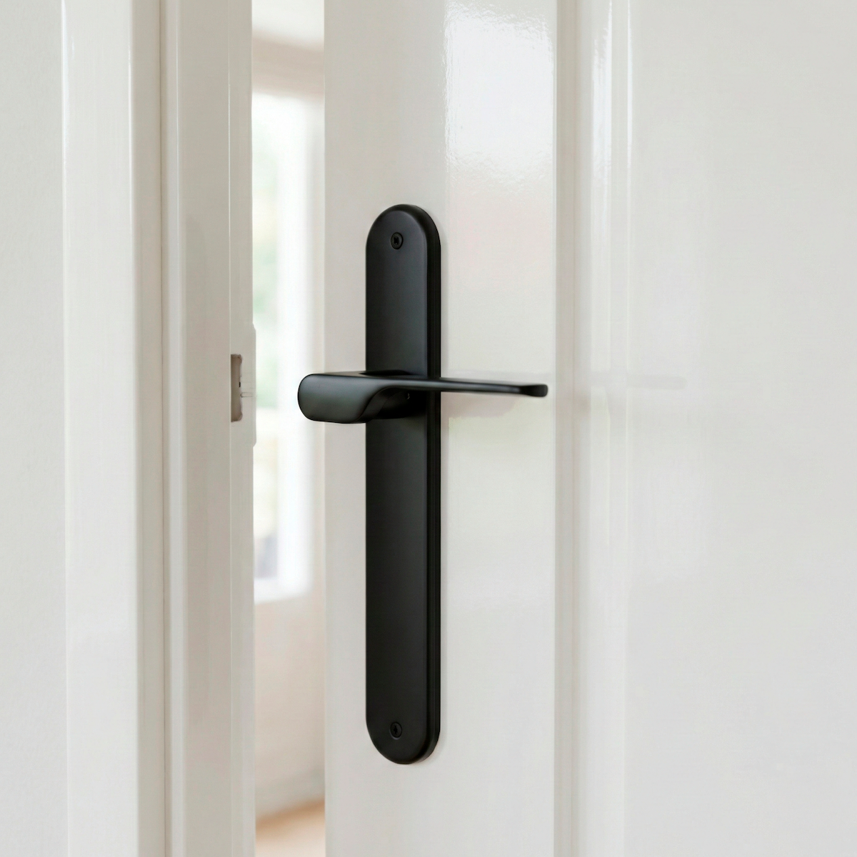 Poignée modèle « 640 » avec plaque ovale pour portes en zamak finition noire et poignée moderne
