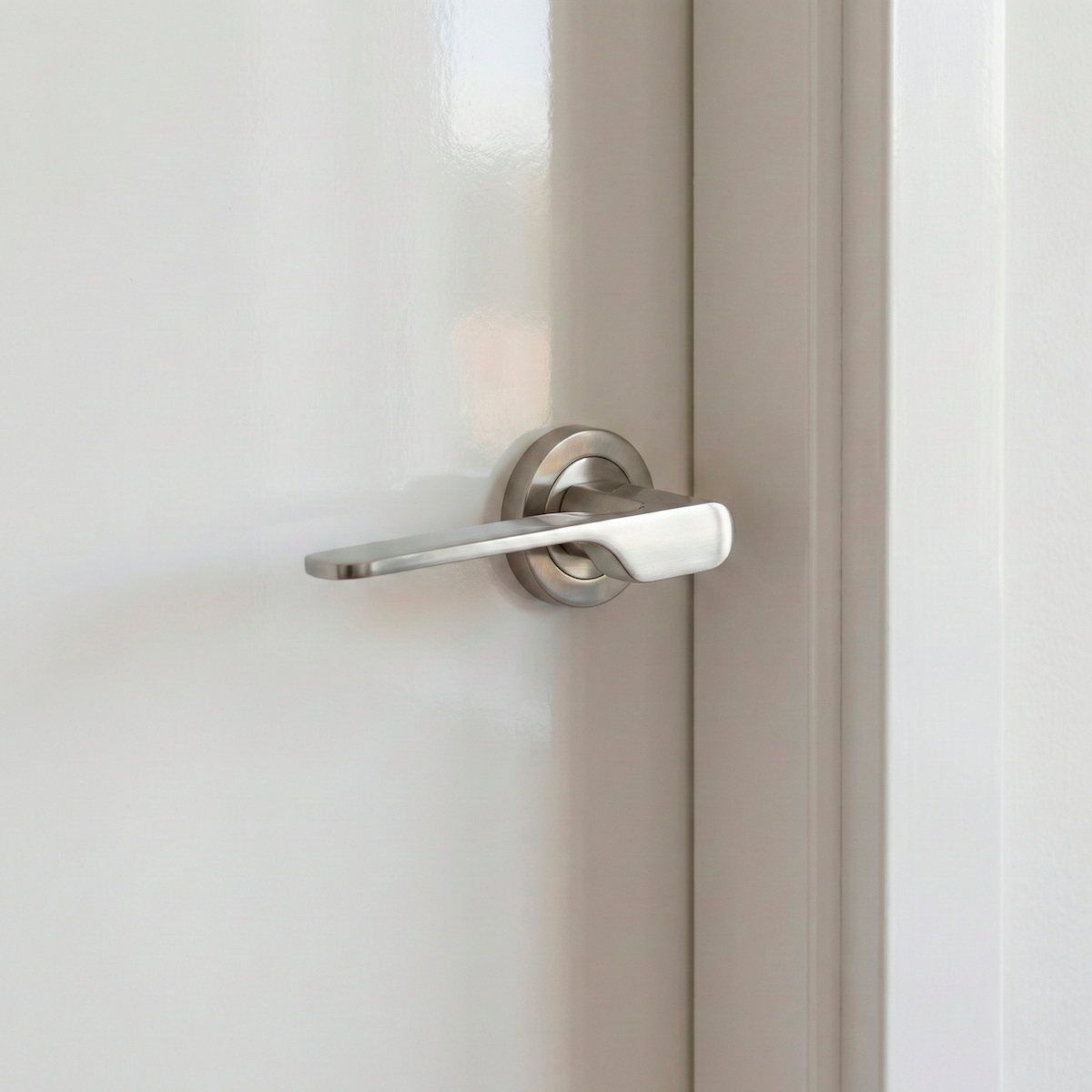 Poignée élégante en zamak modèle '640' Aura avec rosace ronde finition nickel satiné pour portes
