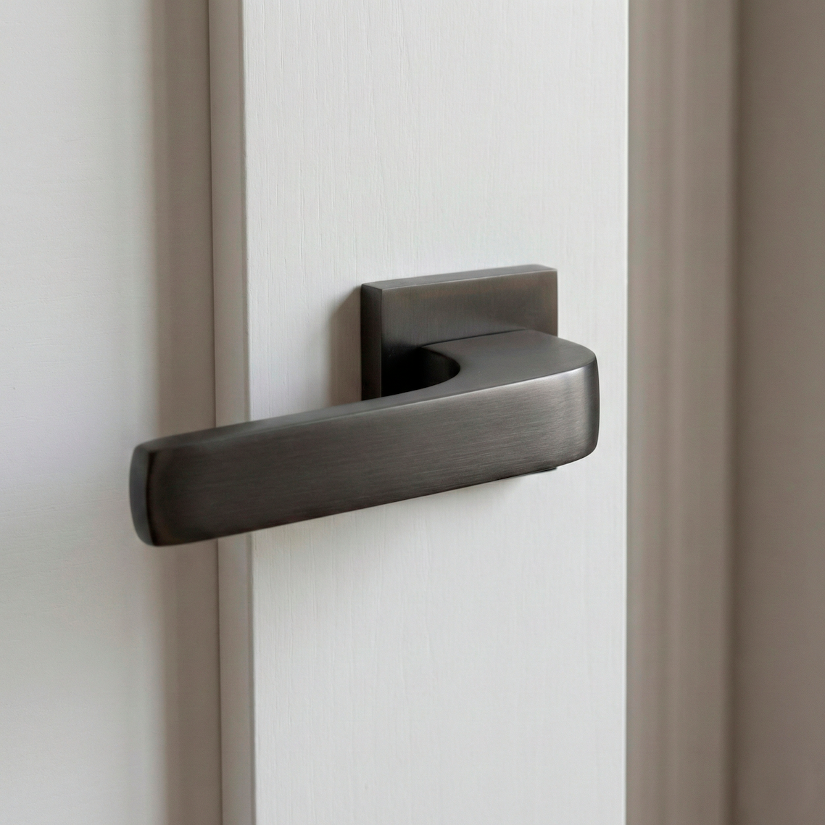 Béquille de porte en zamak modèle 710 avec rosace carrée finition graphite