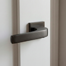 Béquille de porte en zamak modèle 710 avec rosace carrée finition graphite