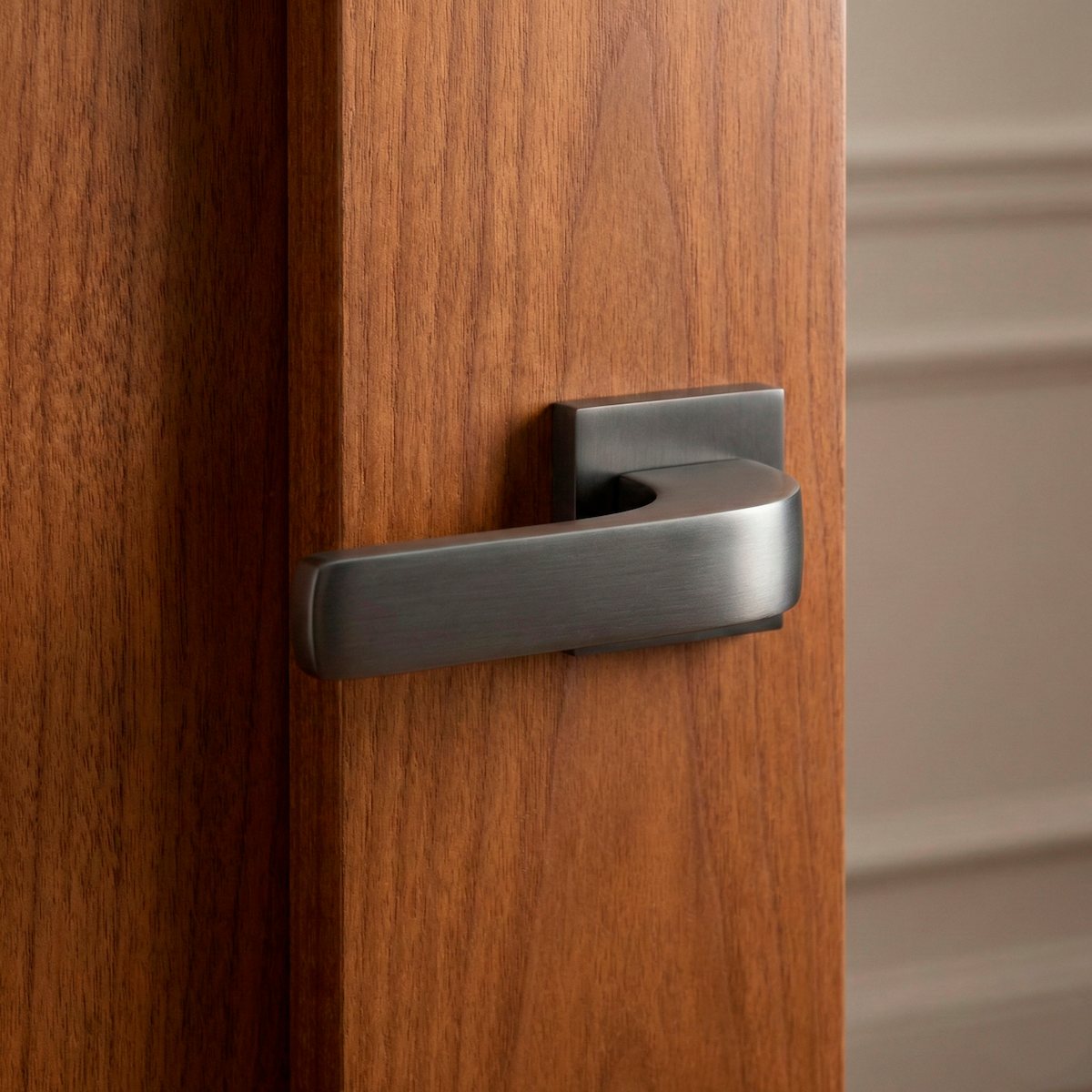 Béquille de porte en zamak modèle 710 avec rosace carrée finition graphite
