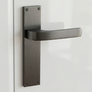 Poignée modèle '710' en zamak avec plaque rectangulaire finition graphite pour portes