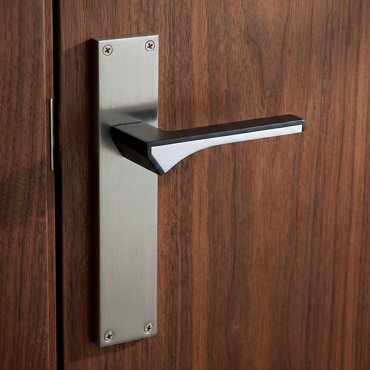 Poignée modèle '748' en zamak avec plaque rectangulaire finition nickel satiné et graphite pour portes