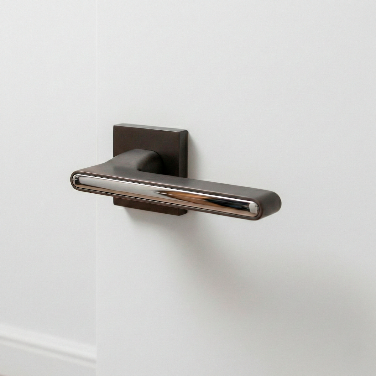 Poignée élégante en zamak modèle 810 avec rosace carrée finition graphite pour portes