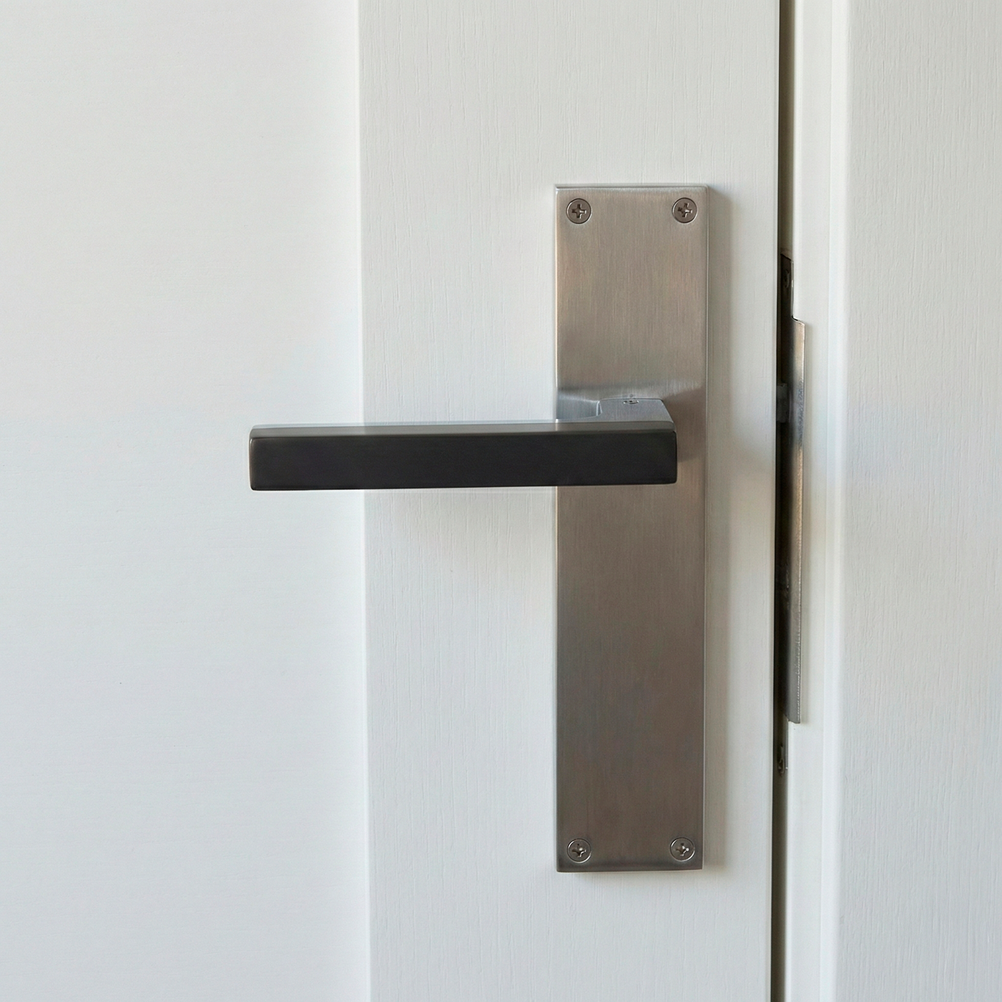 Poignée de porte modèle '848' en zamak avec plaque rectangulaire, finition bicolore graphite