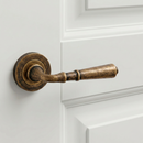 Poignée modèle '507' avec Rosette Ronde finition cuir vieilli pour portes