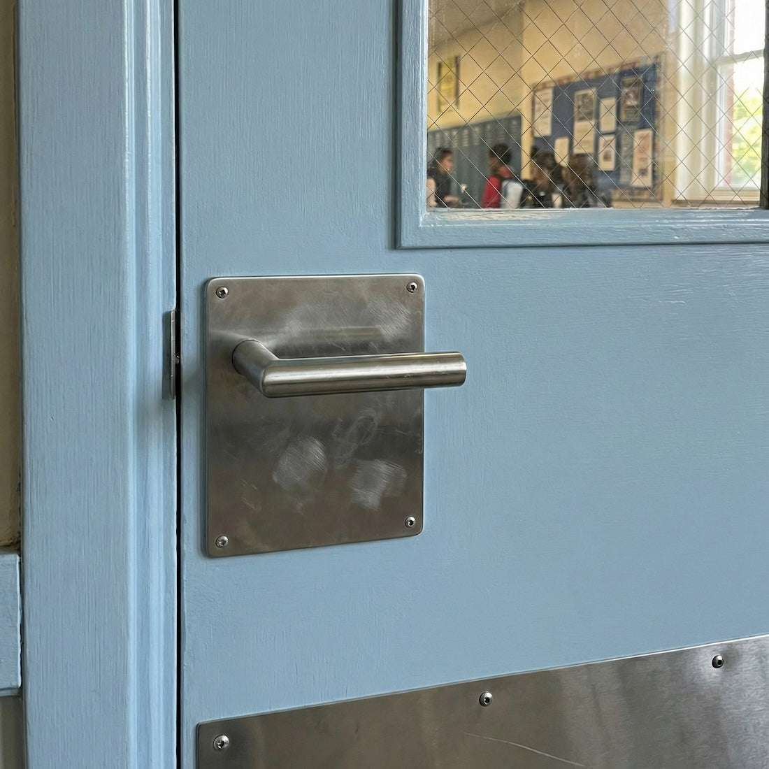 Poignée de porte modèle "503" sur plaque carrée 170 mm en acier inoxydable
