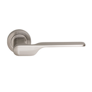 Poignée élégante en zamak modèle '640' Aura avec rosace ronde finition nickel satiné pour portes