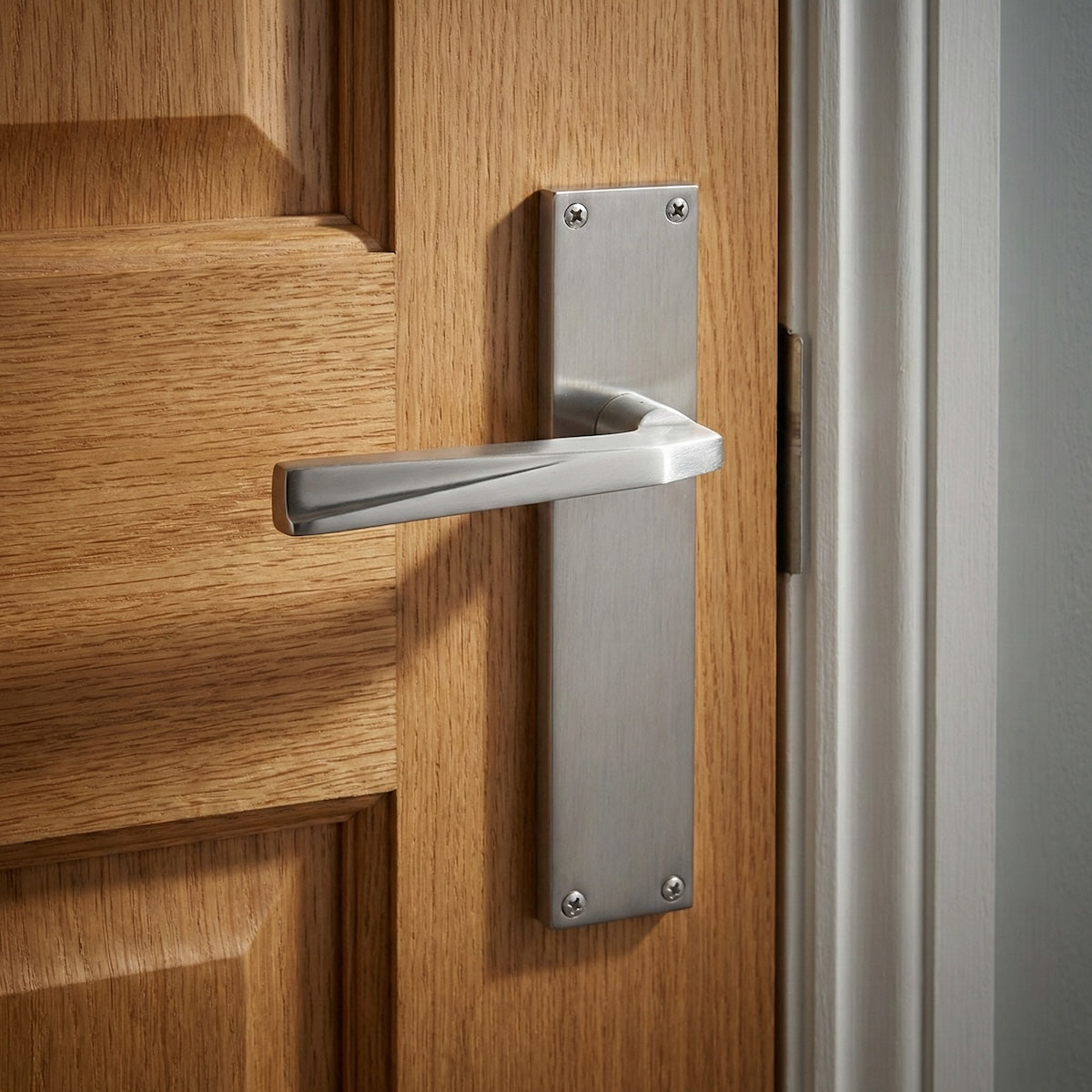 Béquille avec plaque rectangulaire en zamak finition nickel satiné pour portes modèle '208'