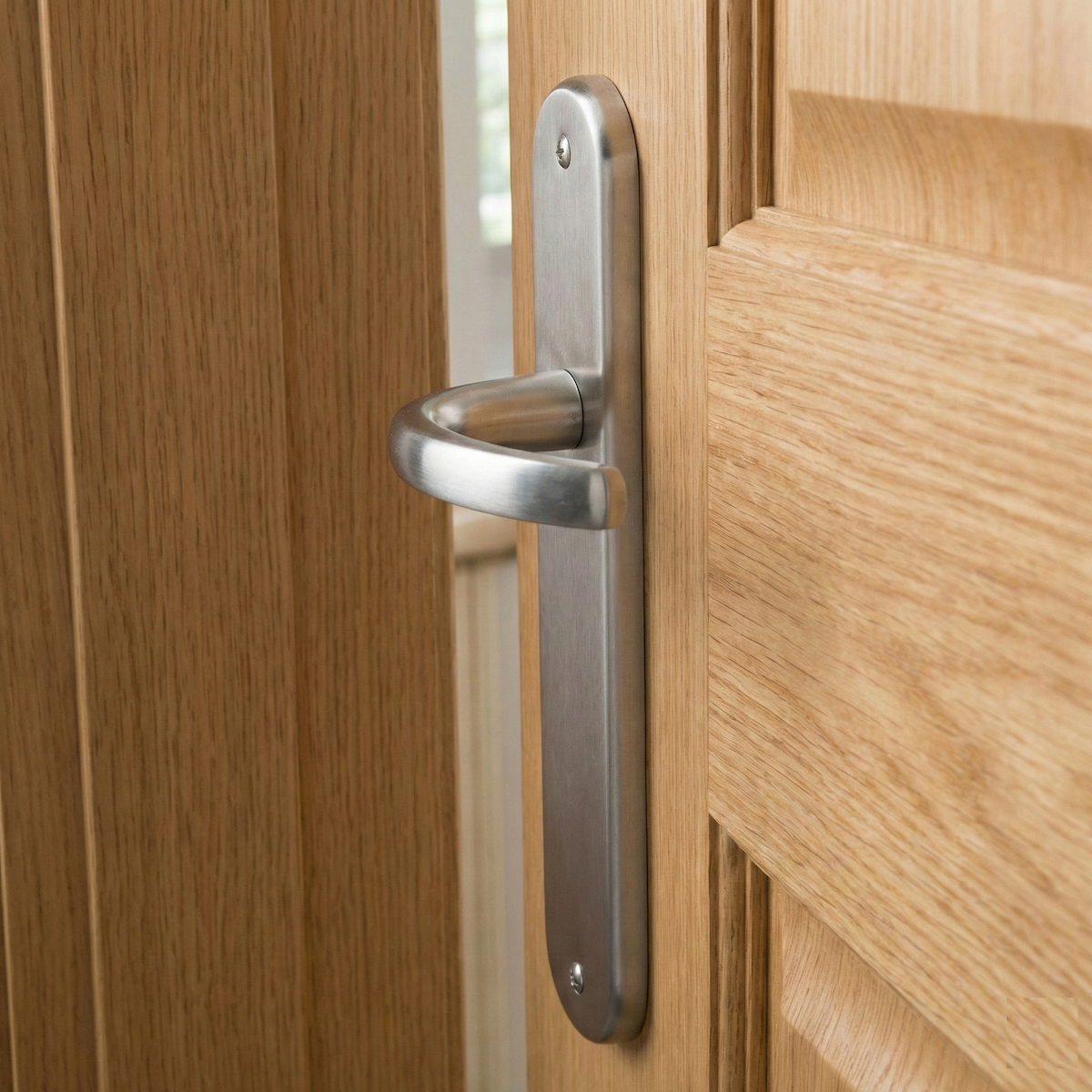 Poignée modèle « 110 » en zamak avec plaque ovale, finition nickel satiné, pour portes