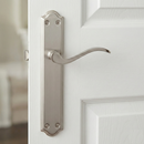 Béquille modèle « 1101 » en zamak avec plaque incurvée finition nickel satiné pour portes