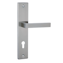 Manilla modelo '8003' con bocallave 85 y placa rectangular inoxidable para puertas
