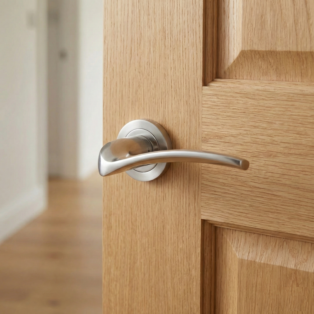 Poignée de porte ZAMAK '930' avec rosace ronde et finition nickel satiné