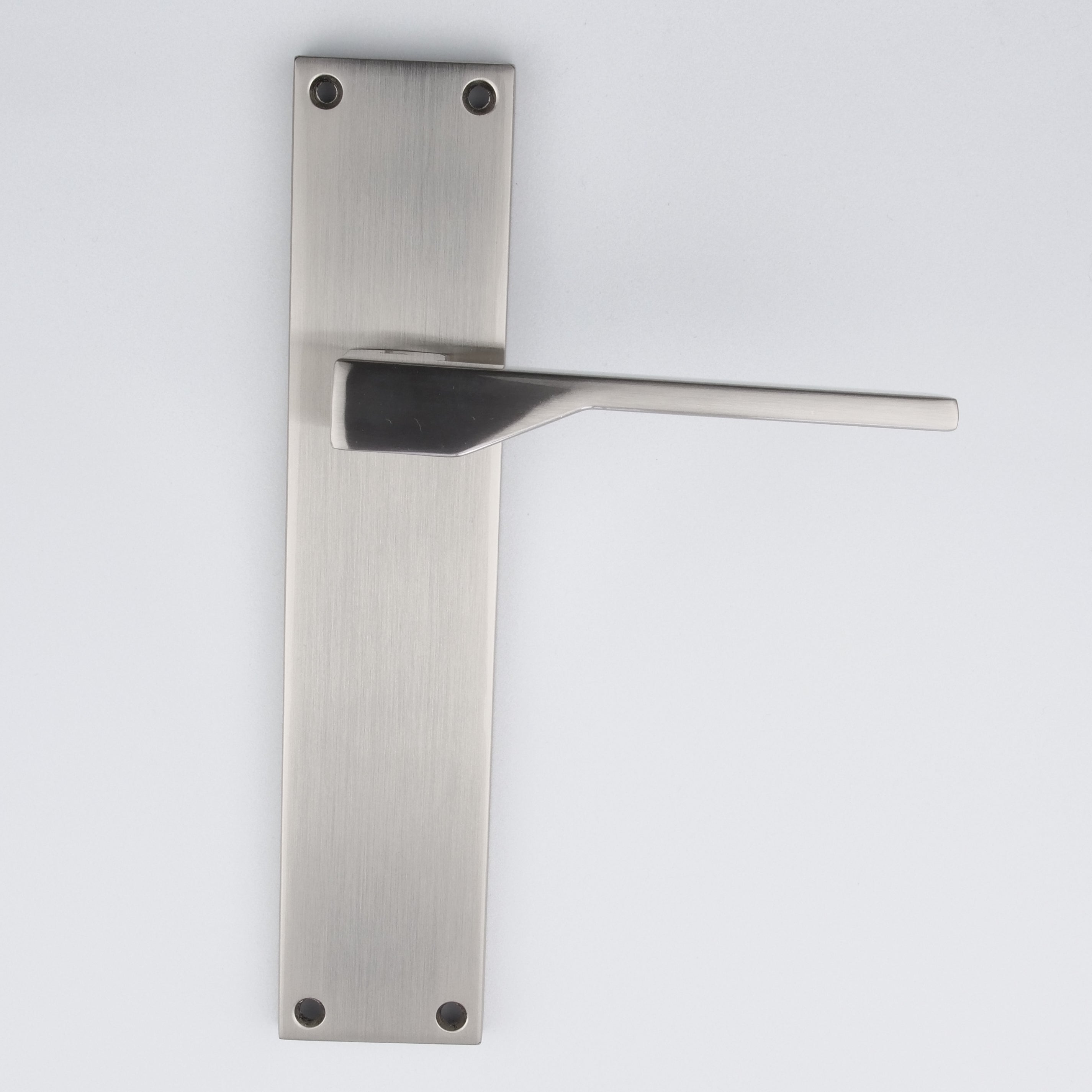 Poignée modèle '520' avec plaque rectangulaire en zamak finition nickel satiné pour portes