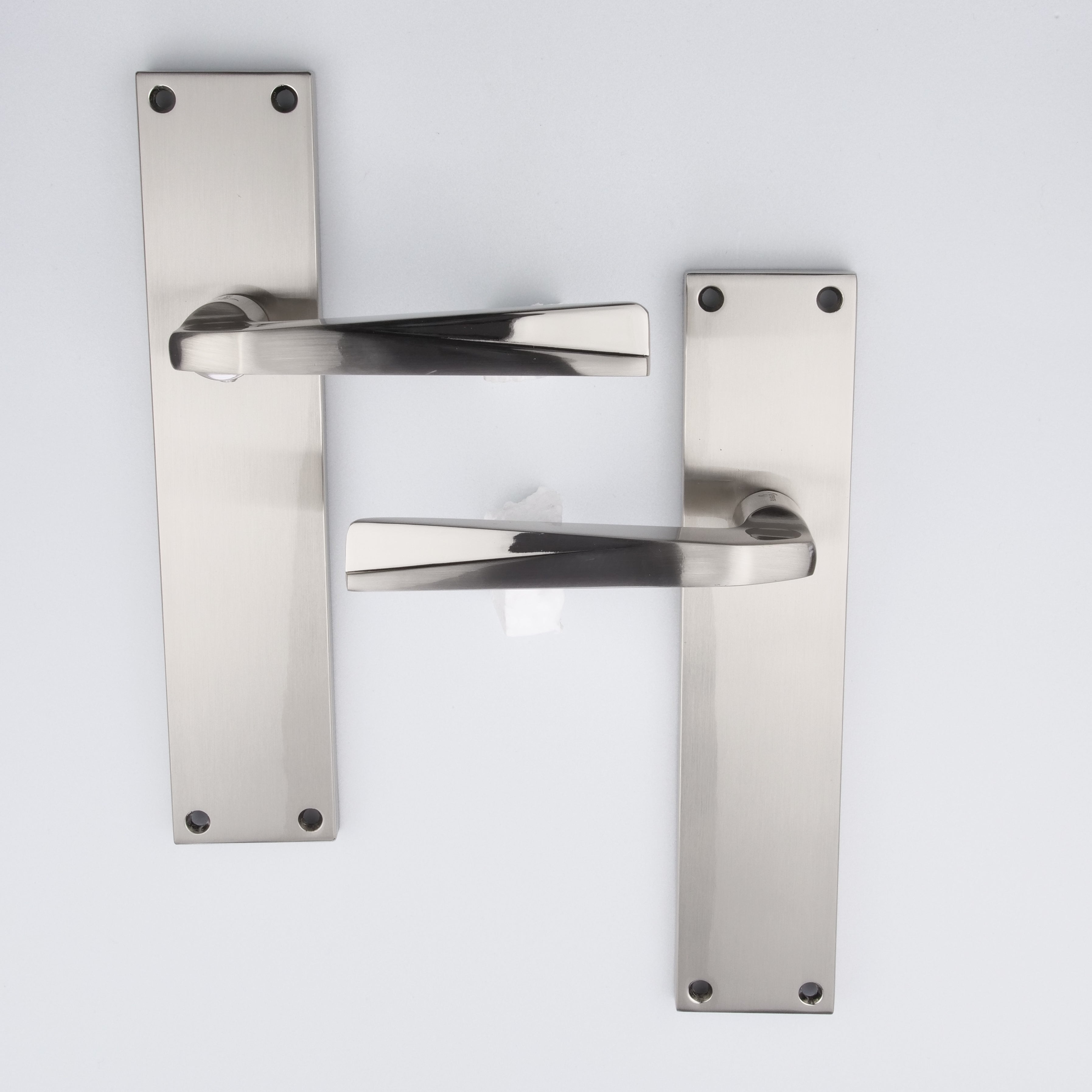 Béquille avec plaque rectangulaire en zamak finition nickel satiné pour portes modèle '208'