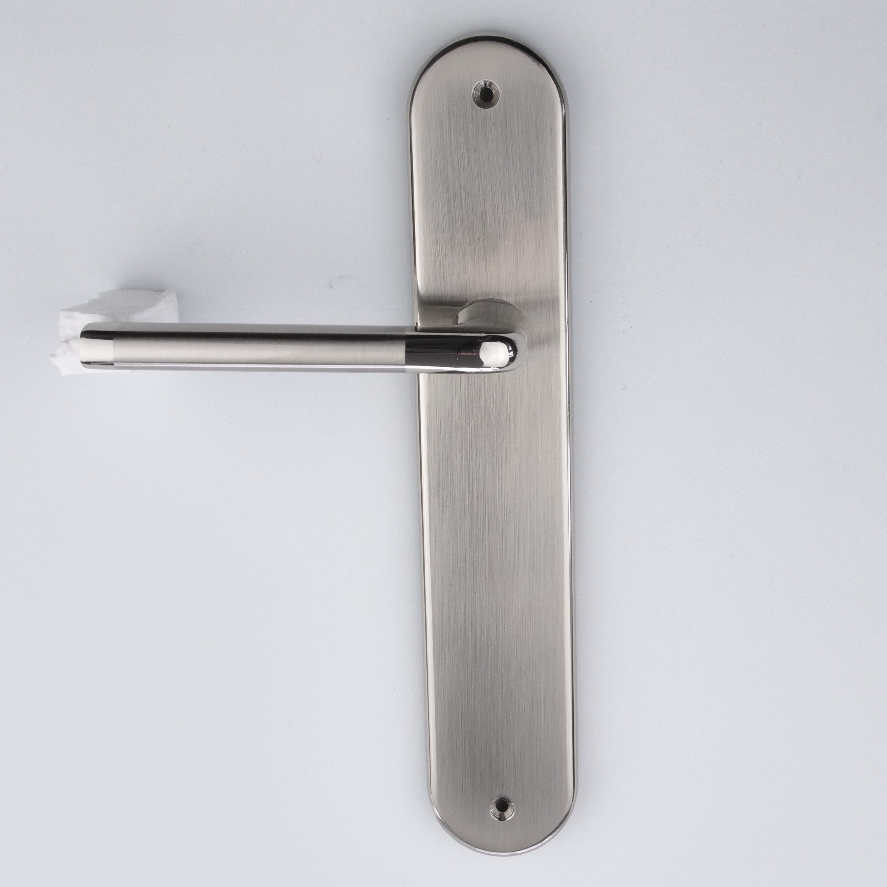 Poignée de porte à plaque ovale finition bicolore, modèle « 140 »