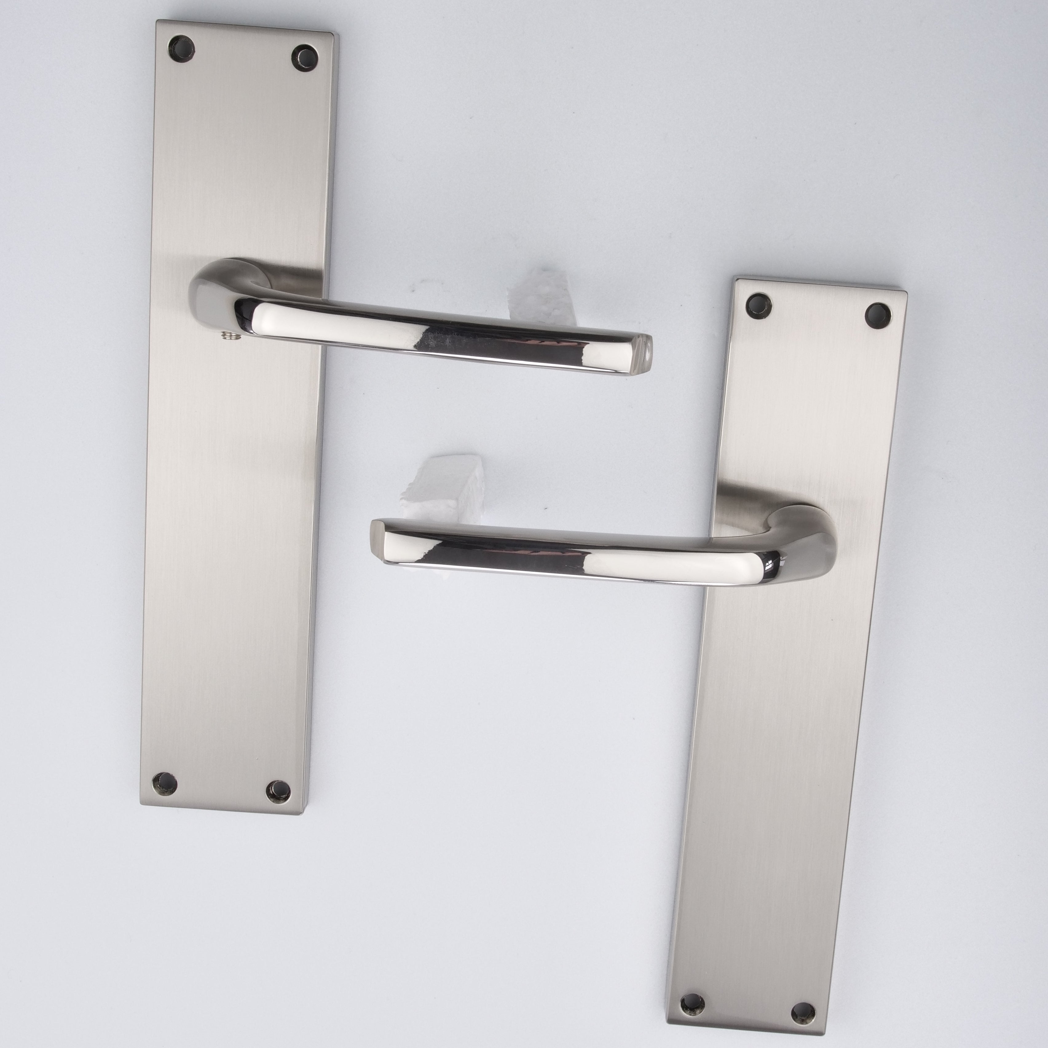Béquille modèle '730' en zamak avec plaque rectangulaire en finition nickel combiné pour portes