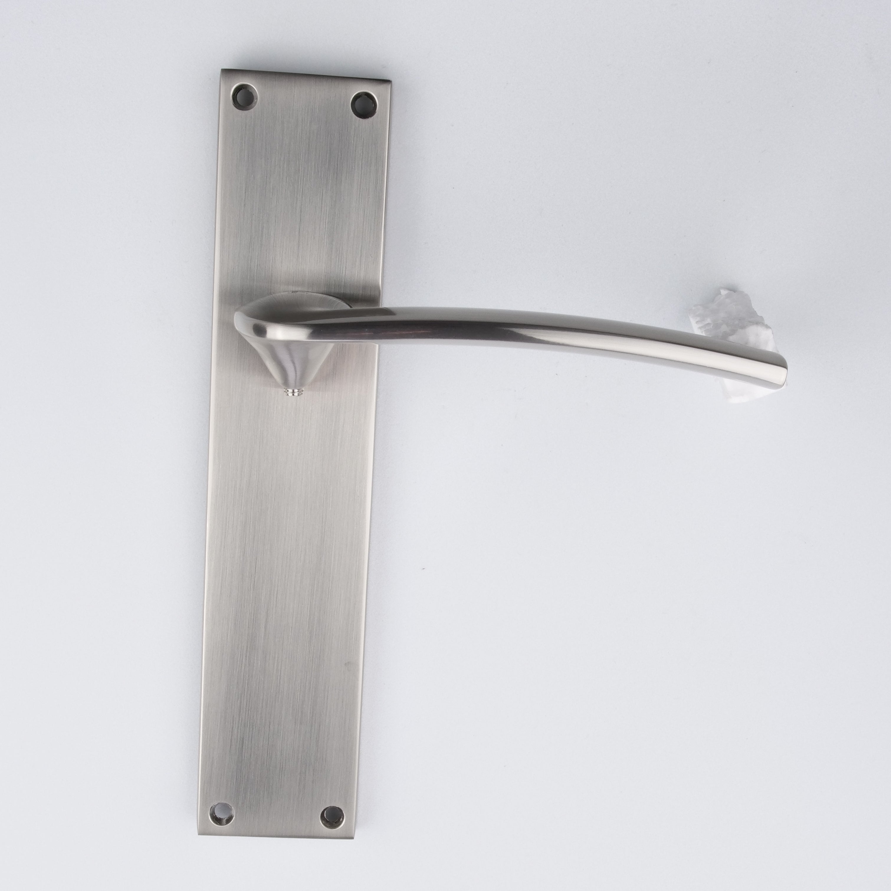Poignée modèle « 340 » avec plaque rectangulaire pour portes, en zamak finition nickel satiné