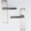 Poignée de porte modèle '848' en zamak avec plaque rectangulaire, finition bicolore graphite