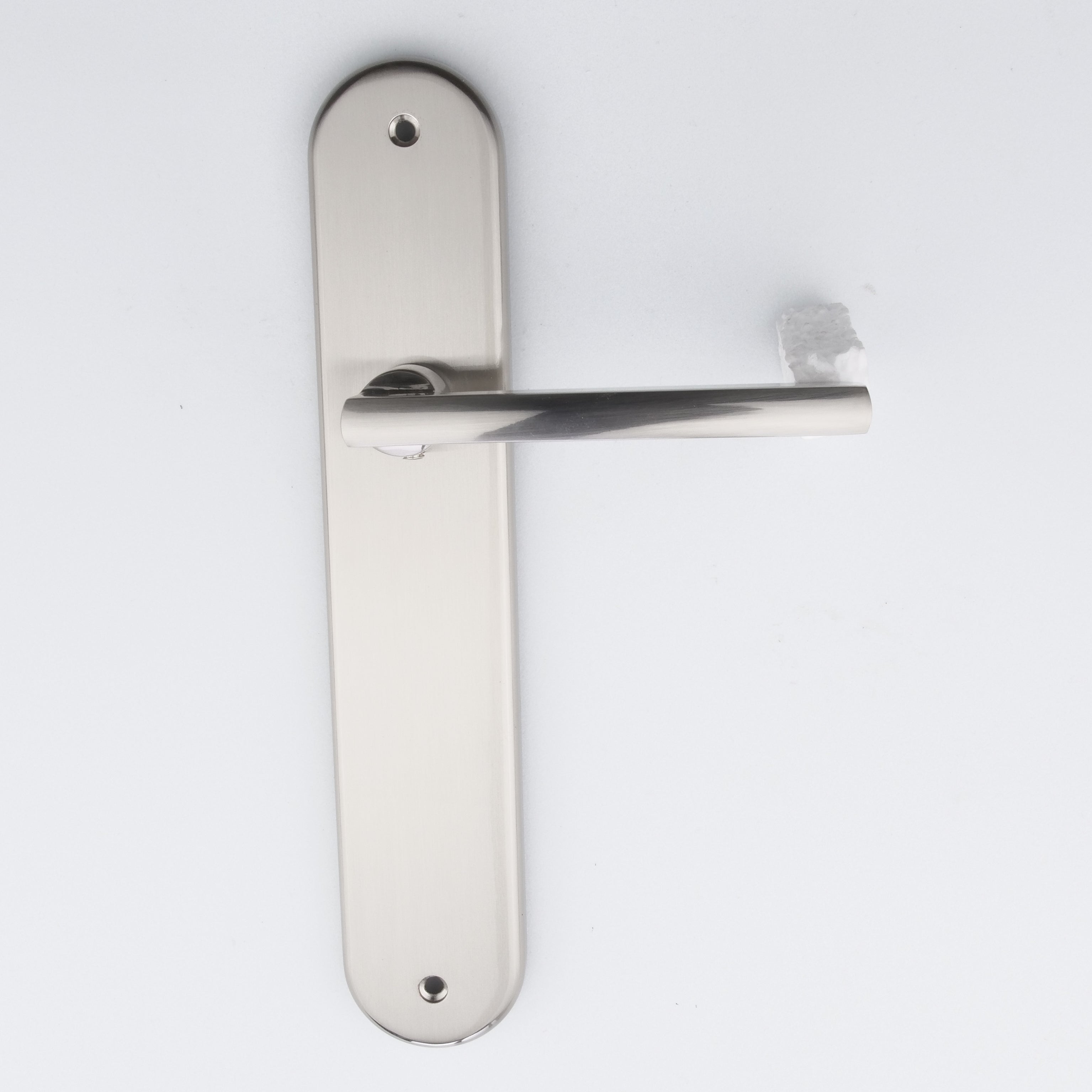 Poignée classique modèle « 530 » en aluminium avec plaque ovale en finition nickel satiné pour portes