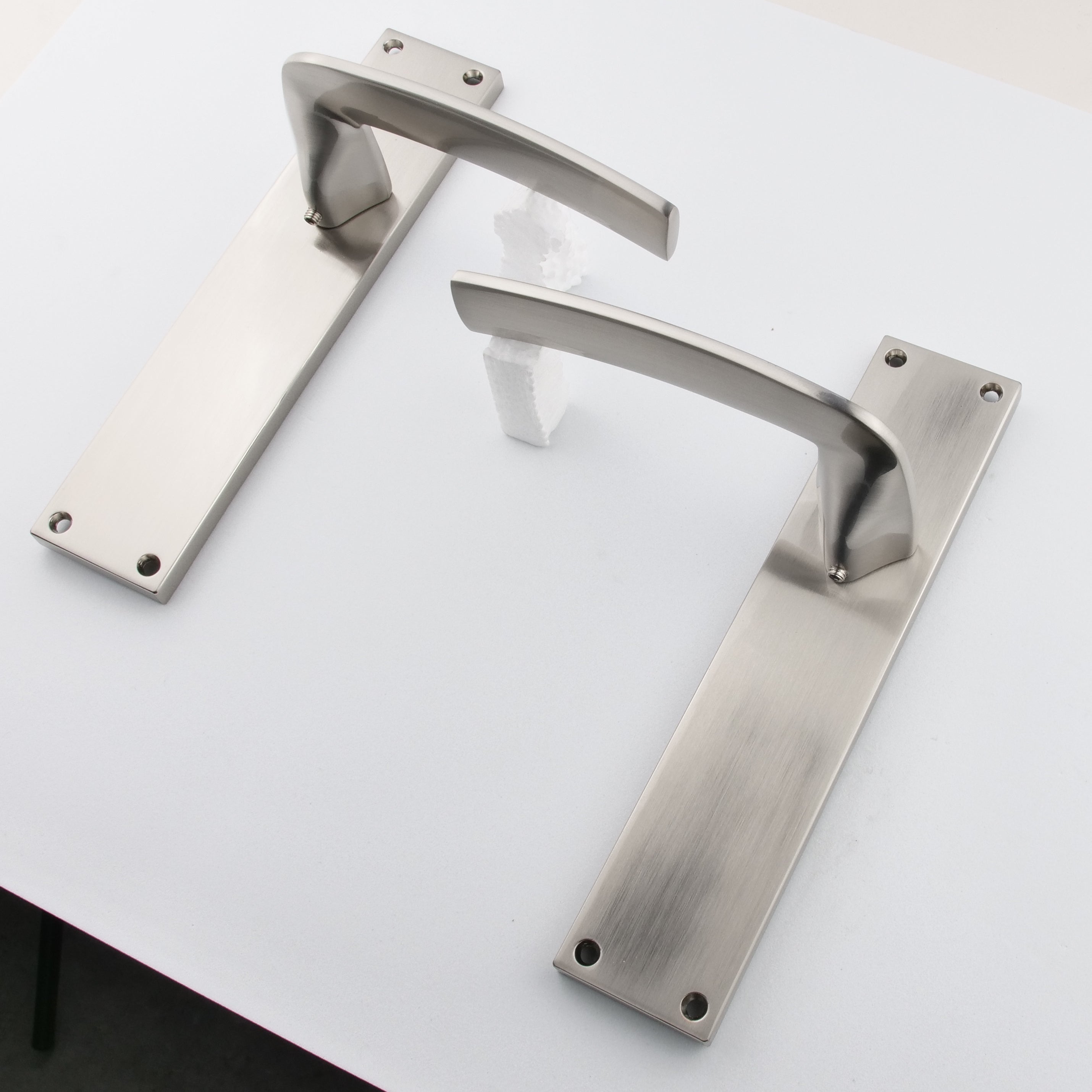 Poignée modèle « 340 » avec plaque rectangulaire pour portes, en zamak finition nickel satiné