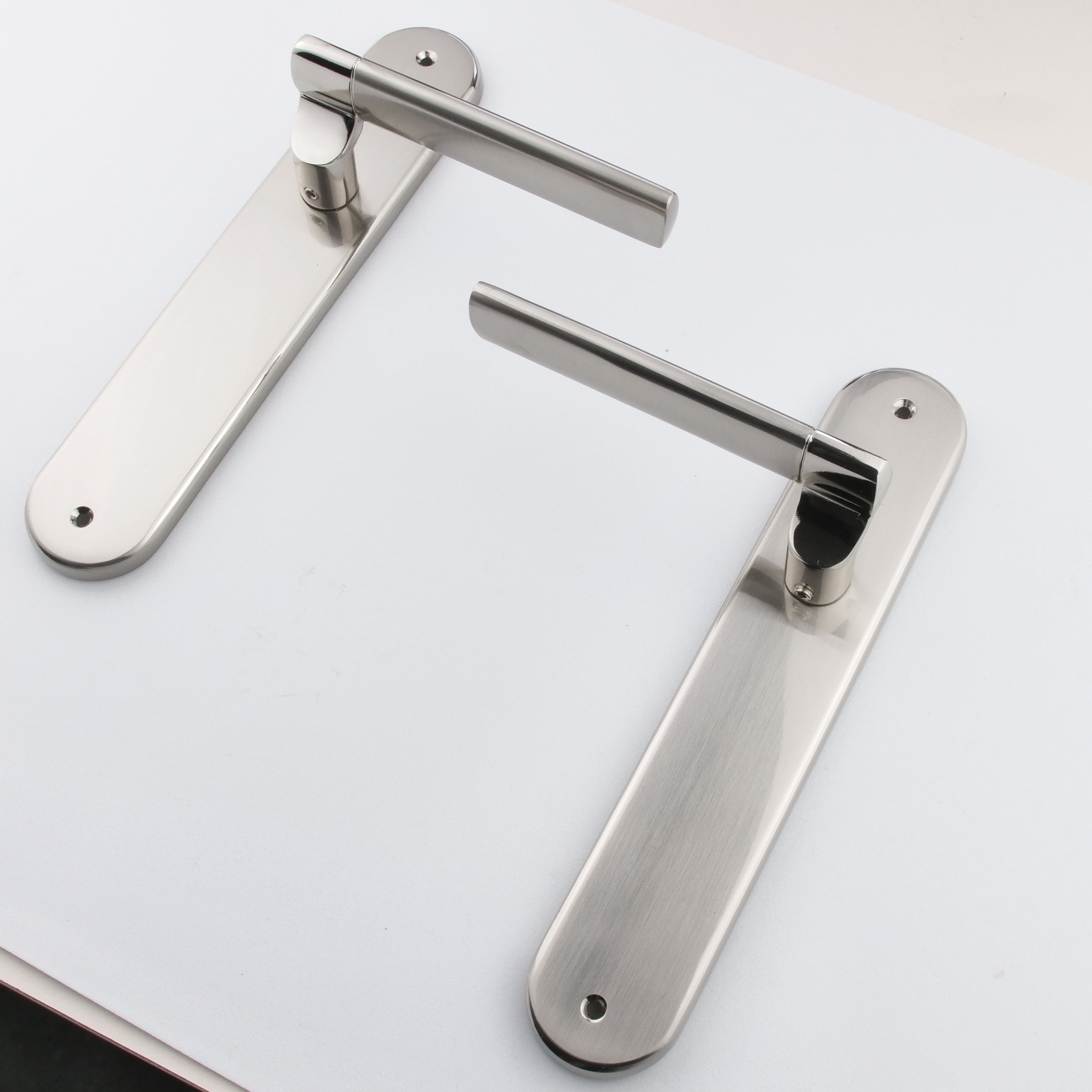 Béquille modèle '240' en zamak avec plaque ovale finition nickel combiné pour portes