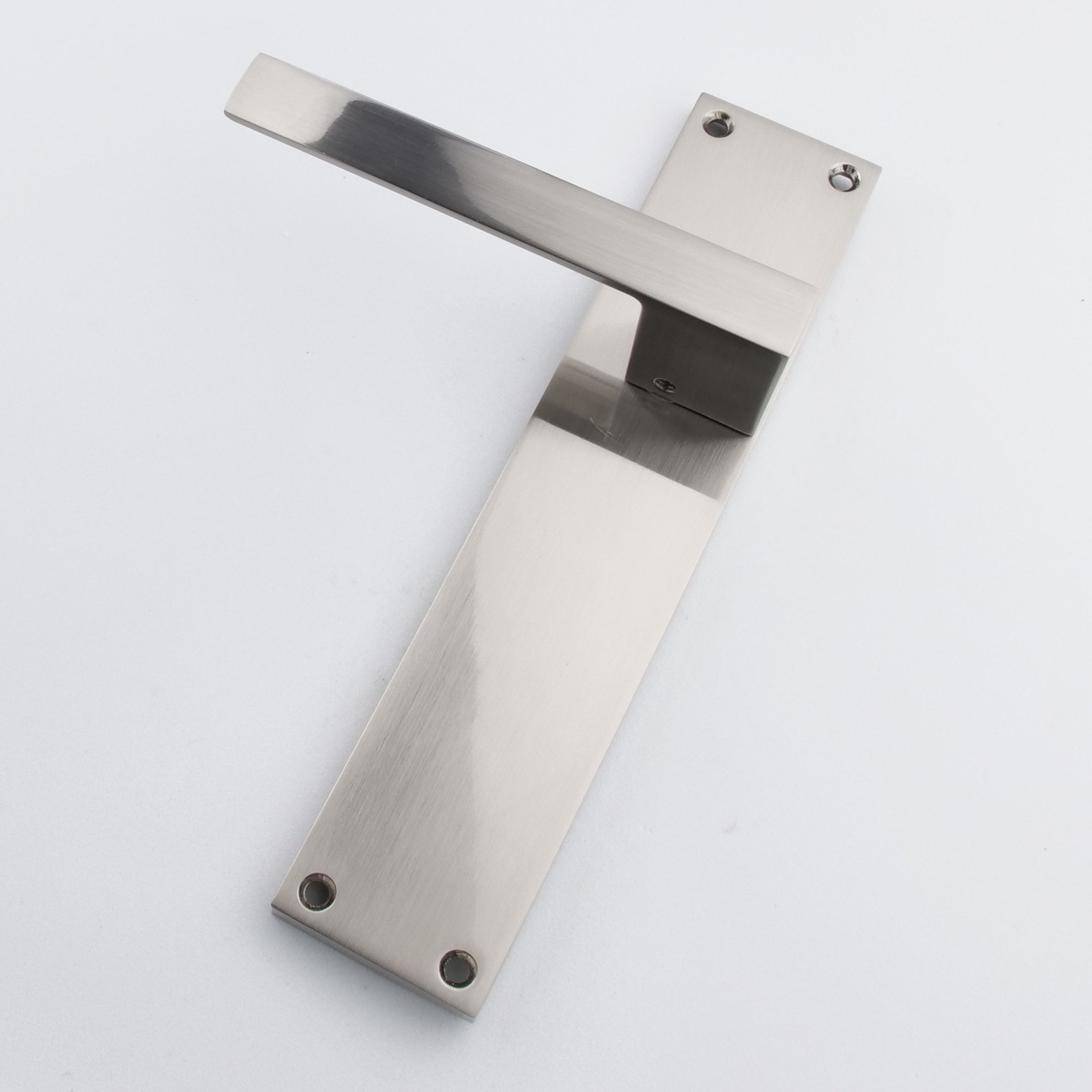 Poignées modèle « 220 » avec plaque rectangulaire en zamak pour portes, finition nickel satiné
